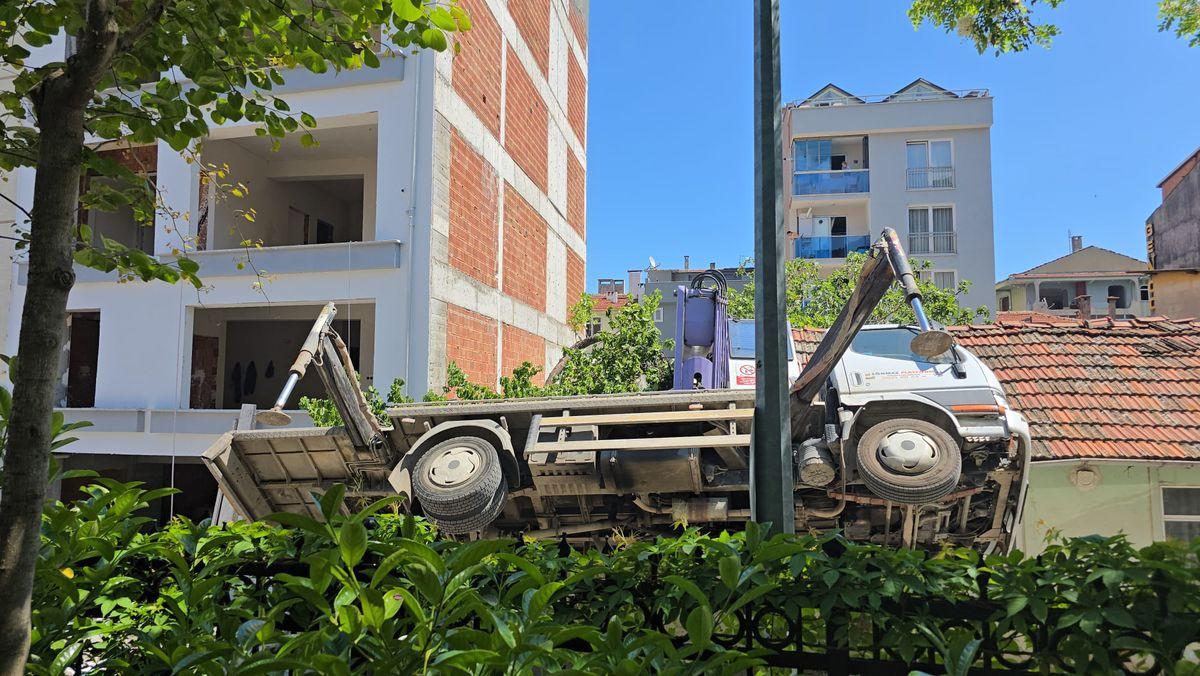 Mudanya'da yaşanan vinç kazasında 2 işçi yaralandı. Olayla ilgili inceleme