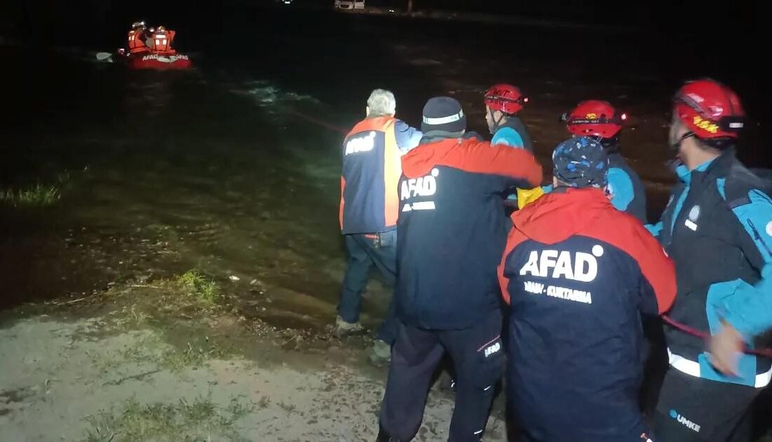 Mustafakemalpaşa'da yaşanan su taşkını sonucu 4 vatandaş sağ olarak kurtarılmıştır.