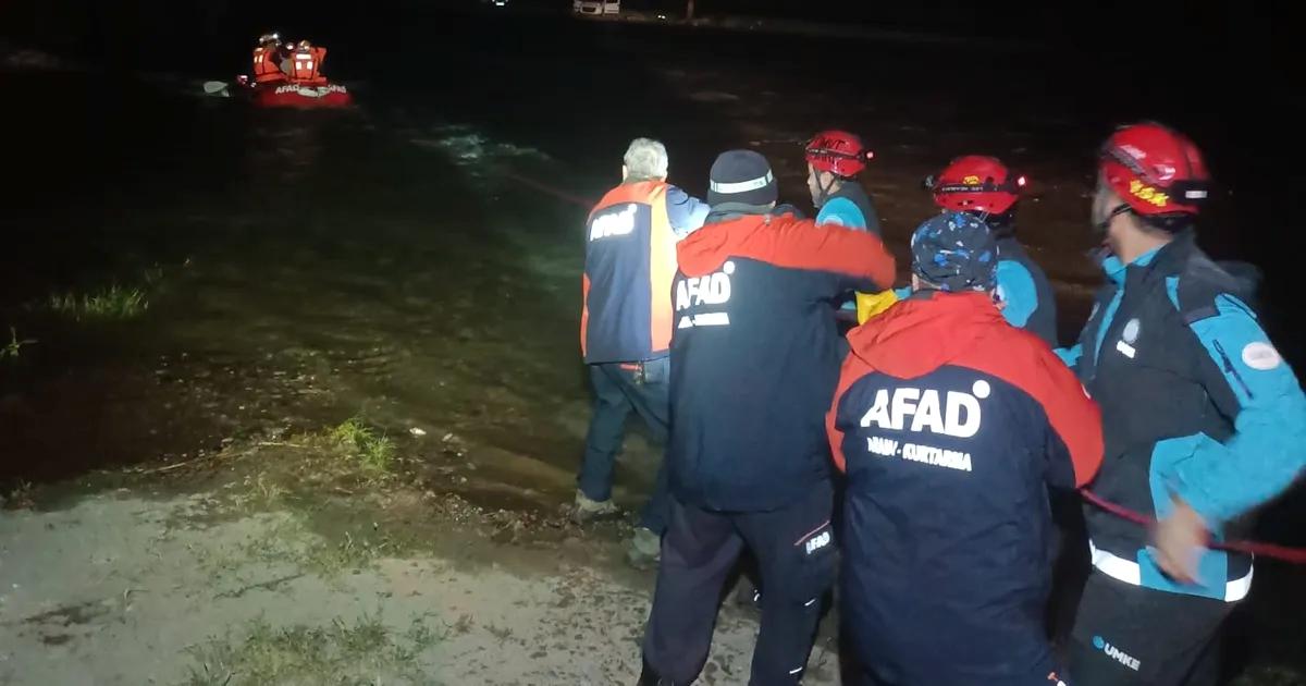 Mustafakemalpaşa'da yaşanan su taşkını sonucu 4 vatandaş sağ olarak kurtarılmıştır.