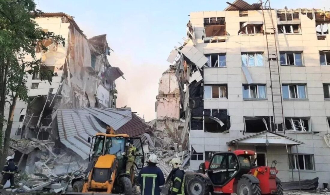Ukrayna'daki saldırıda çok sayıda kişi yaralandı ve can kaybı yaşandı.