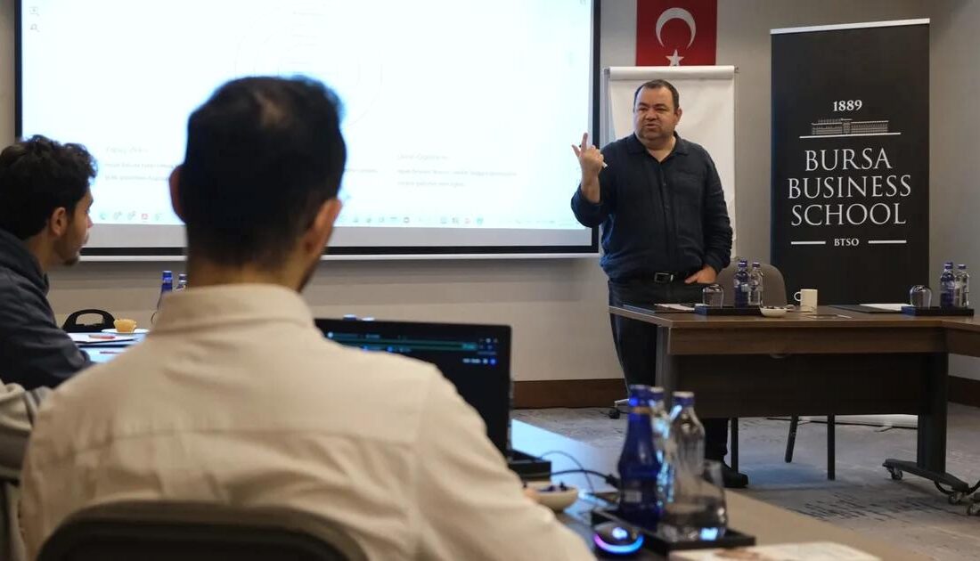 Bursa'da gerçekleştirilen yapay zekâyla dijital dönüşüm ve e-ticaret eğitimi ile