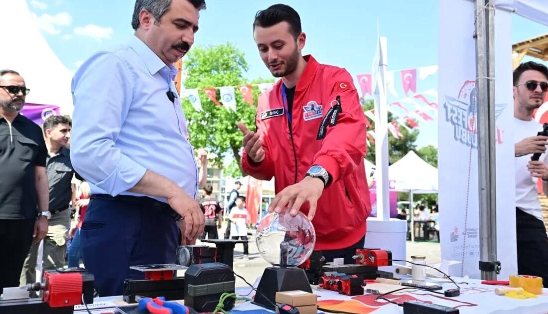 Yıldırım Belediyesi'nin düzenlediği Gençlik ve Teknoloji Festivali ile gençler yeniliklerle