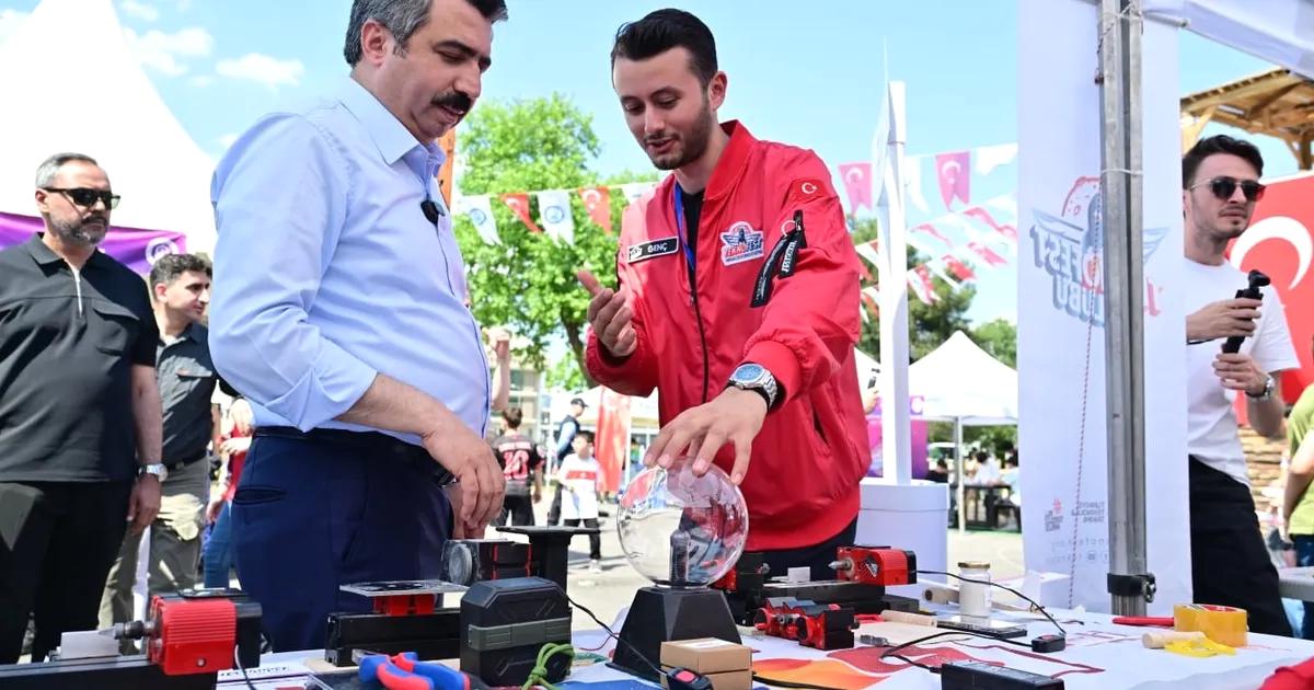 Yıldırım Belediyesi'nin düzenlediği Gençlik ve Teknoloji Festivali ile gençler yeniliklerle