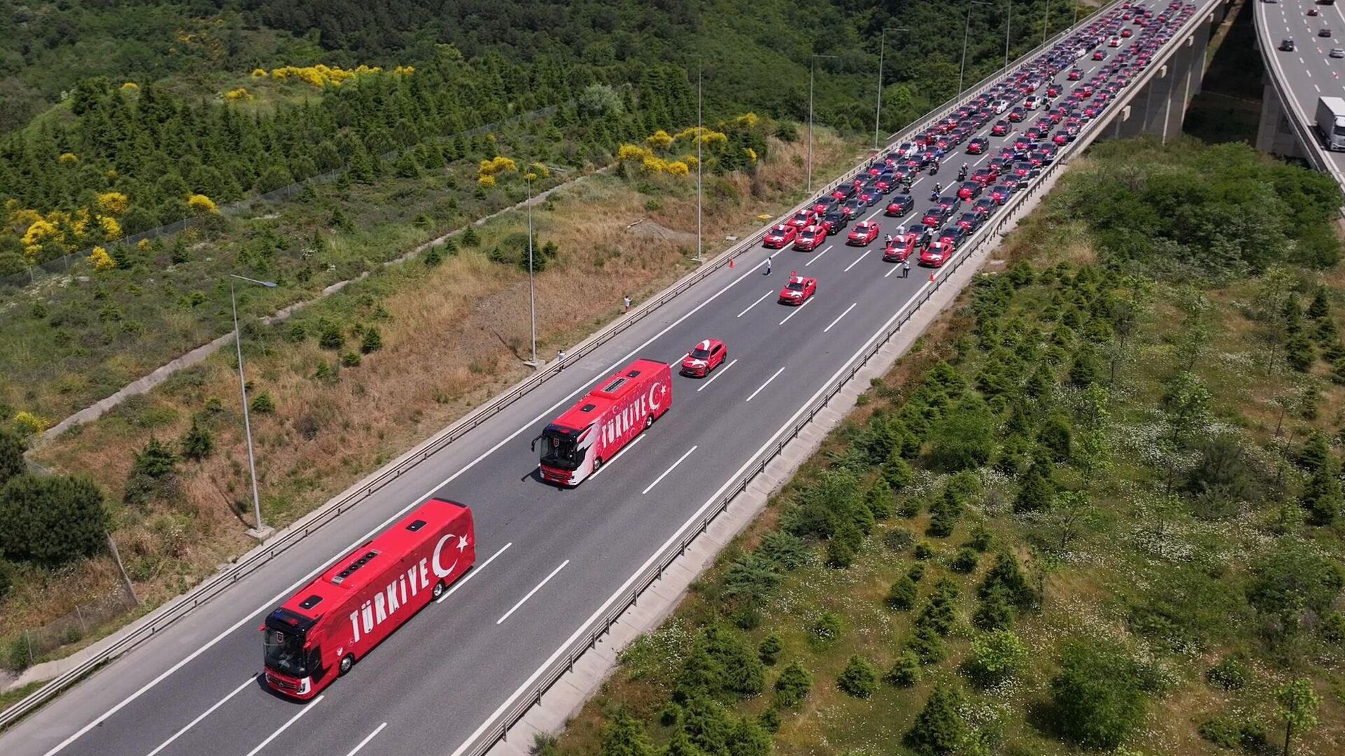 A Milli Takımı'nın Konvoyu Sosyal Medyada Gündem Oldu