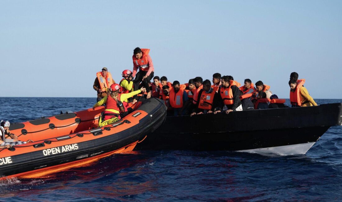 Akdeniz'de göçmen kurtarma operasyonları sonrası gelişmeleri ve insani müdahaleleri keşfedin.