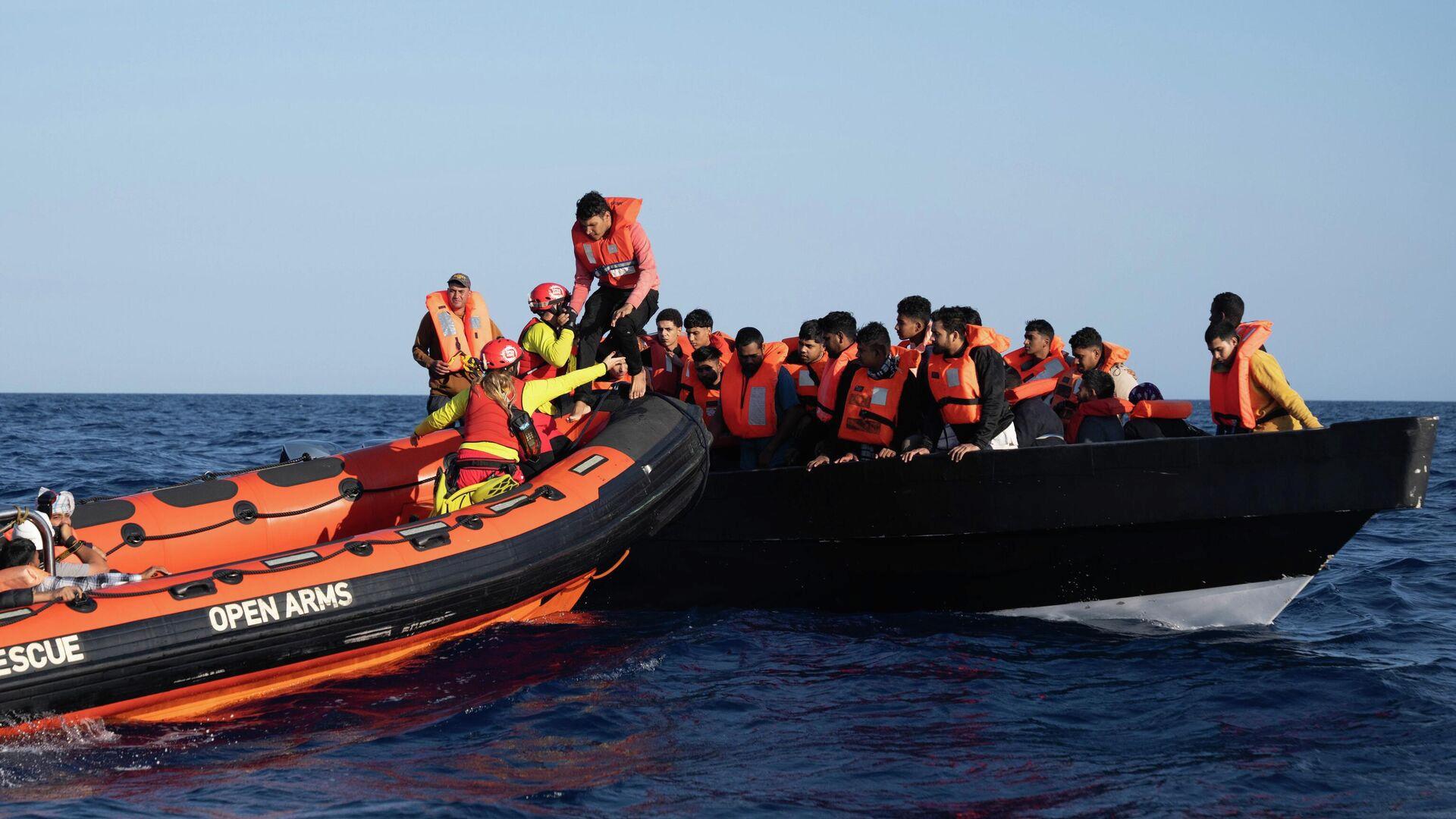 Akdeniz'de göçmen kurtarma operasyonları sonrası gelişmeleri ve insani müdahaleleri keşfedin.
