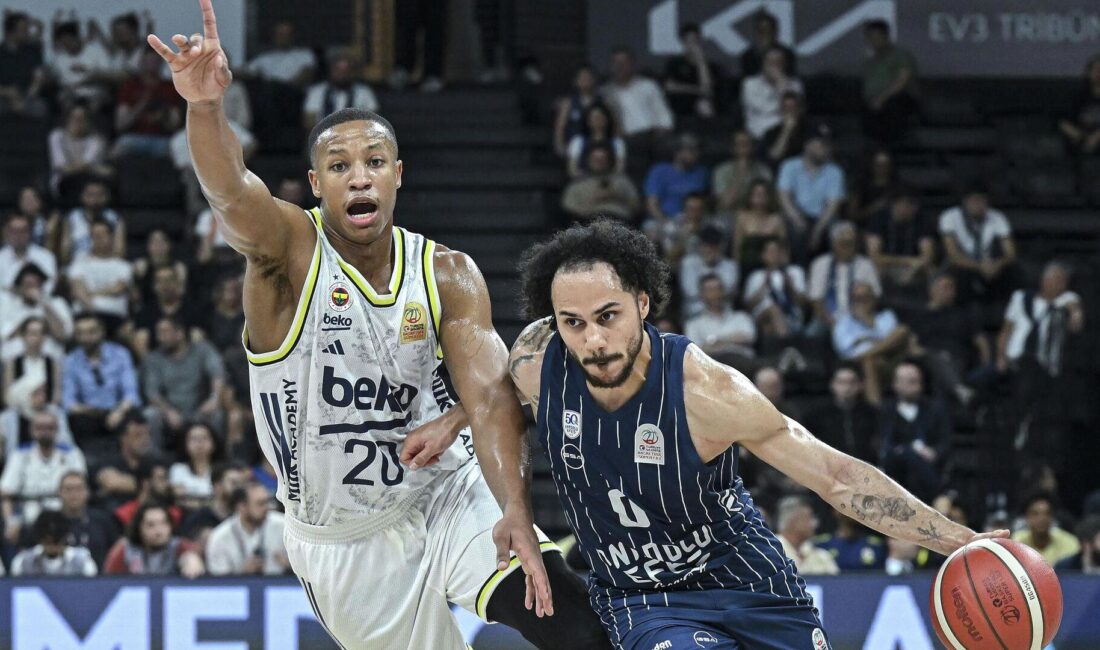 Anadolu Efes, Fenerbahçe Beko'yu yenerek seriyi 2-1 yaptı. Testi geçti,