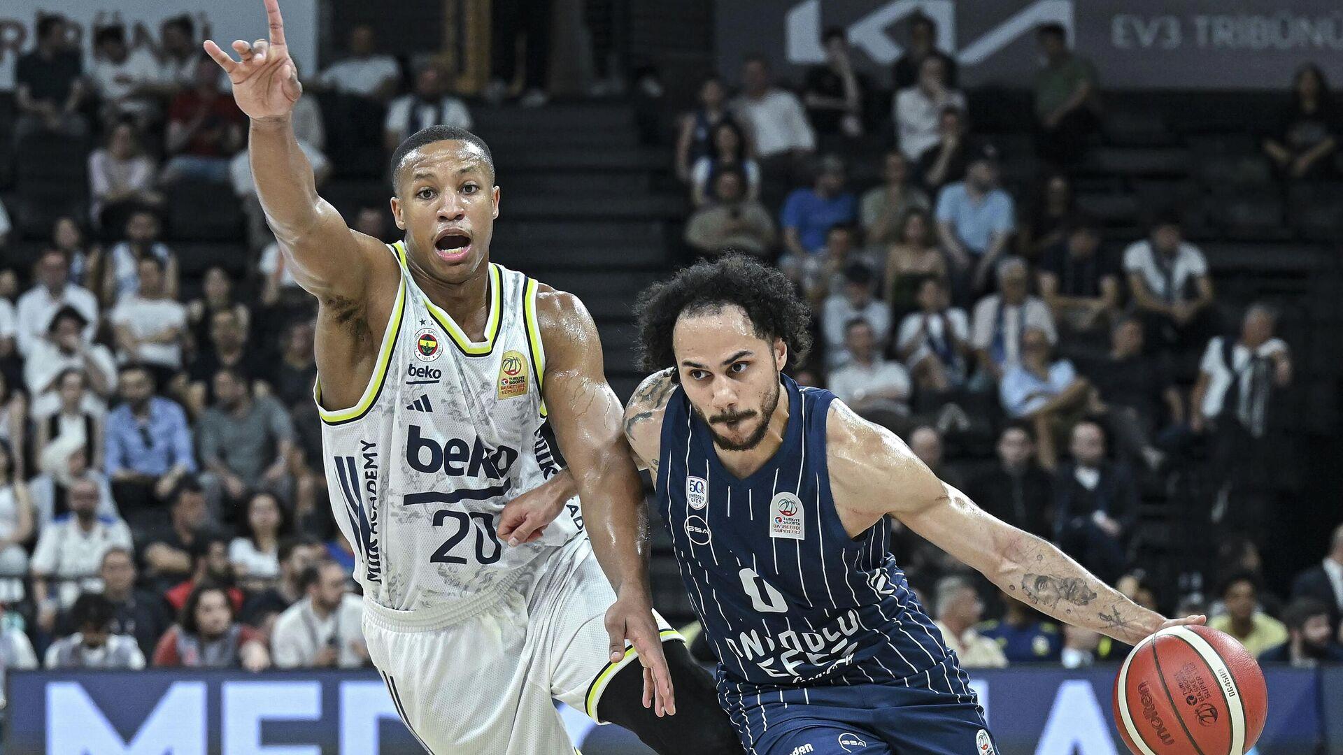 Anadolu Efes, Fenerbahçe Beko'yu yenerek seriyi 2-1 yaptı. Testi geçti,
