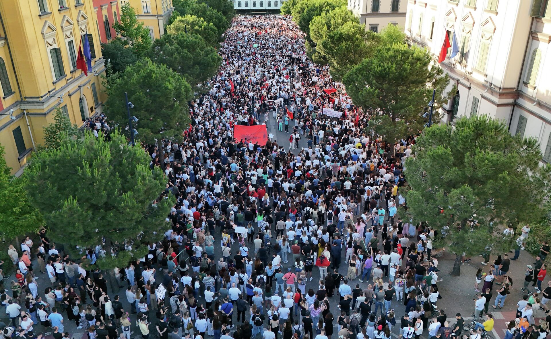 Arnavutluk'ta Çarpıcı Protesto Sesi Yükseliyor