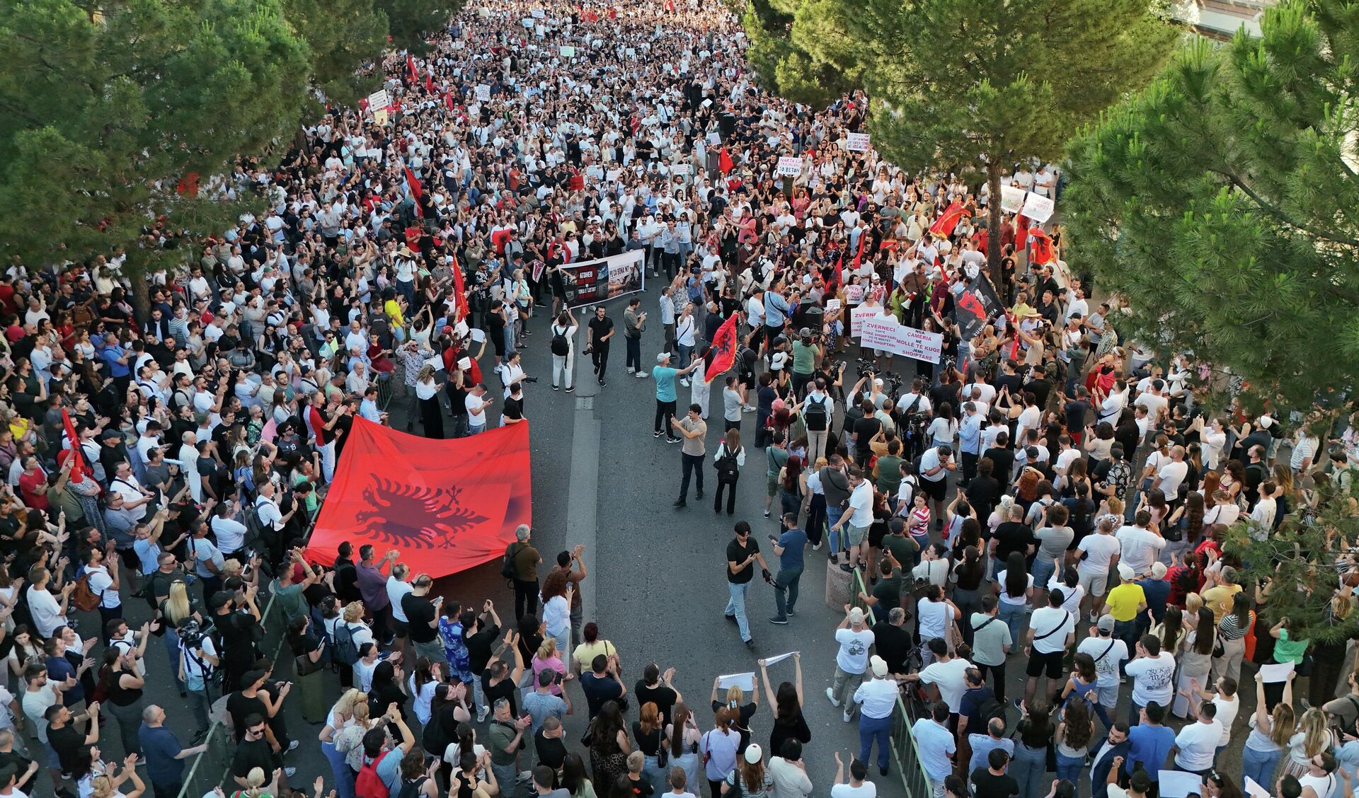 Arnavutluk'ta Çarpıcı Protesto Sesi Yükseliyor