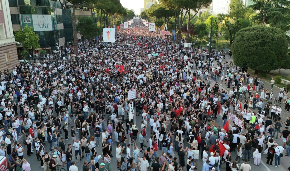 Arnavutluk'ta protestolar yükseliyor, halk sesini duyuruyor. Güncel gelişmeleri ve detayları