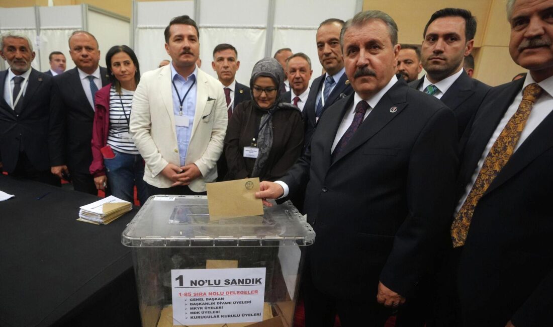 BBP Lideri Destici, yapılan kongrede yeniden genel başkan seçildi. Partide