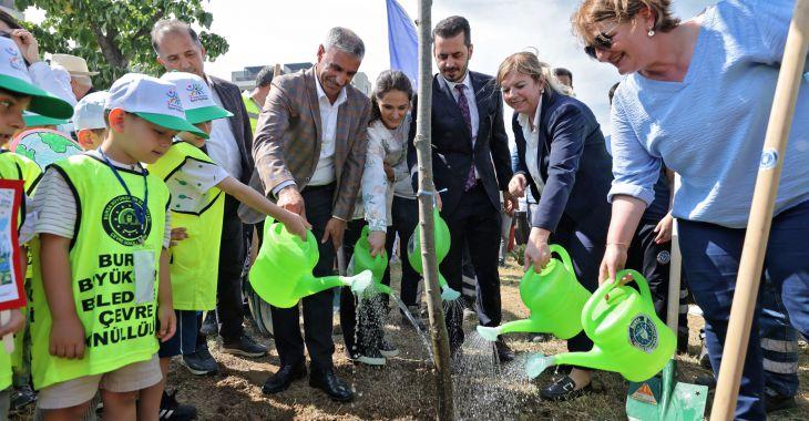 Bursa Büyükşehir Belediyesi, Çevre Haftası kapsamında düzenlediği fidan dikim etkinliğiyle