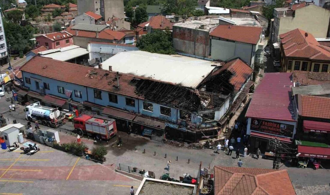 Bursa Kayhan Çarşısı'nda çıkan yangın, işletmelere maddi zarar verdi ve