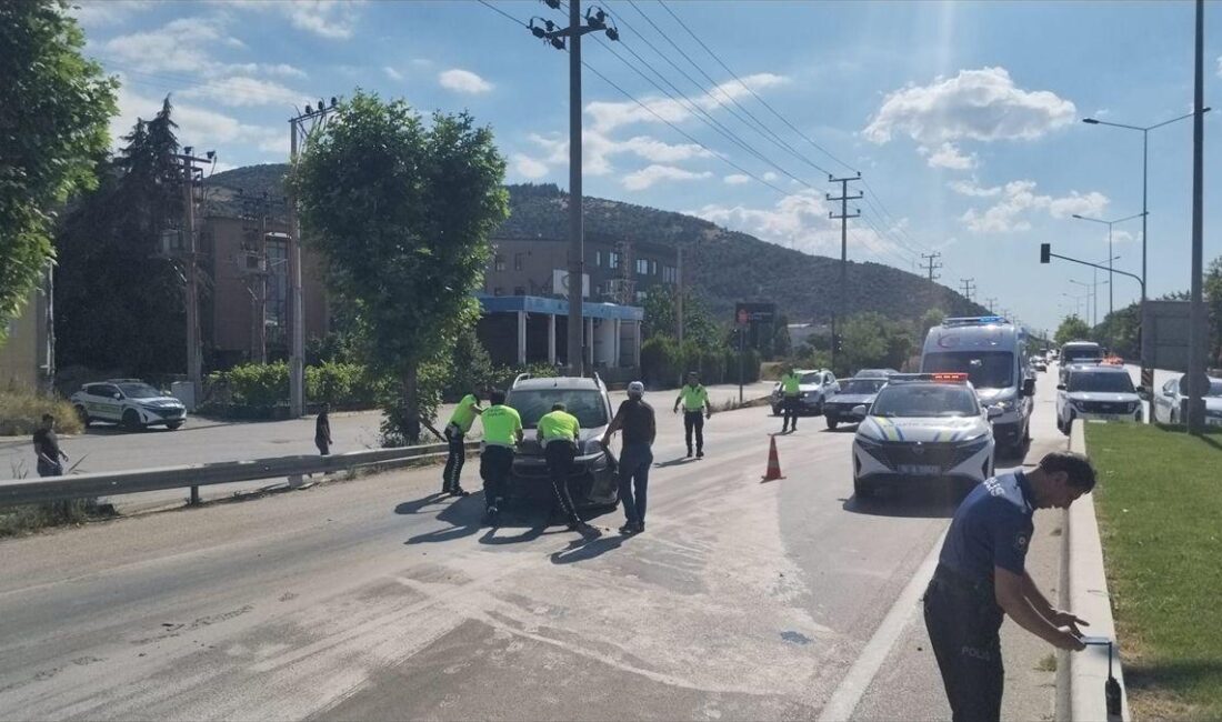 Bursa Kestel'de meydana gelen trafik kazasında 2 kişi yaralandı. Olayla