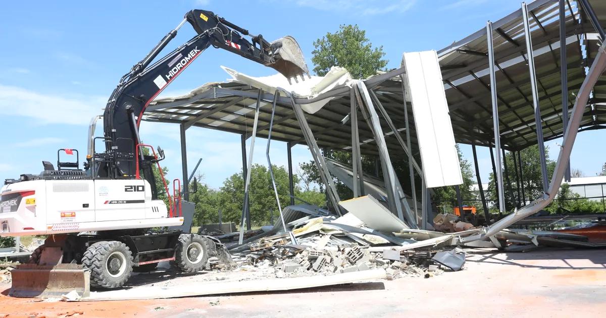 Bursa Nilüfer'de kaçak yapı yıkımları devam ediyor. Yetkililer, yapıların yasalara