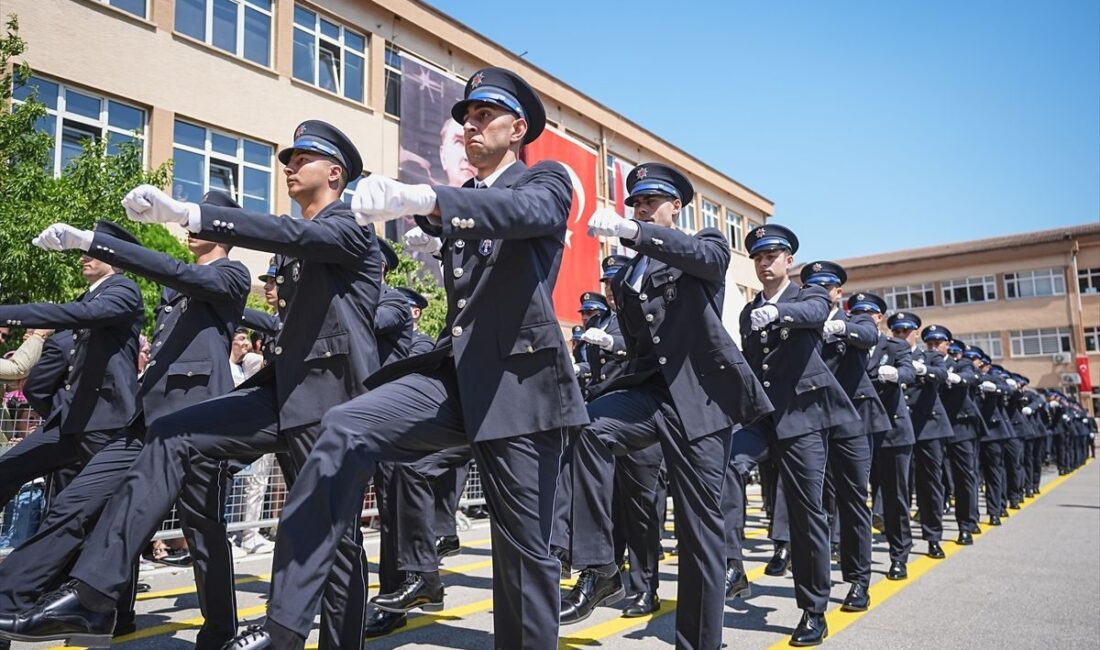 Bursa Polis Meslek Eğitim Merkezinde mezuniyet sevinci ve başarı dolu