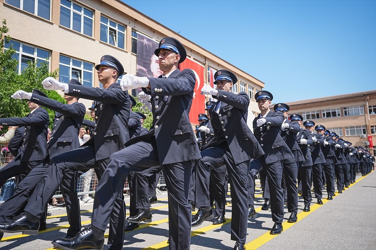Bursa Polis Meslek Eğitim Merkezinde mezuniyet sevinci ve başarı dolu
