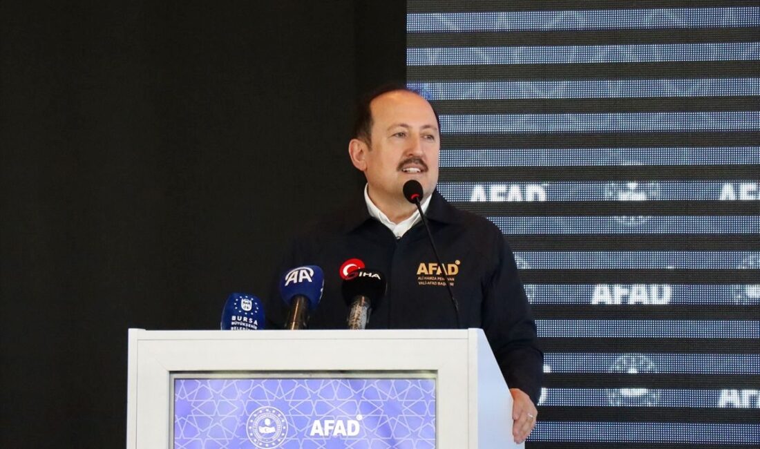 Bursa'da AFAD gönüllülerinin akreditasyon töreni, resmi ve etkili bir organizasyonla