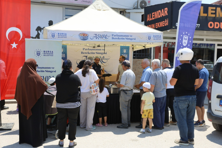 Bursa'da Aşure Dağıtımı Yoğun İlgi Gördü