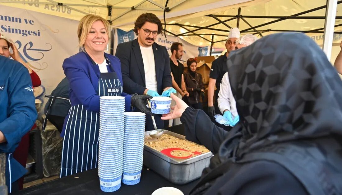 Bursa'da geleneksel aşure dağıtımları başladı. Yardımlaşma ve paylaşma ruhuyla gerçekleşen