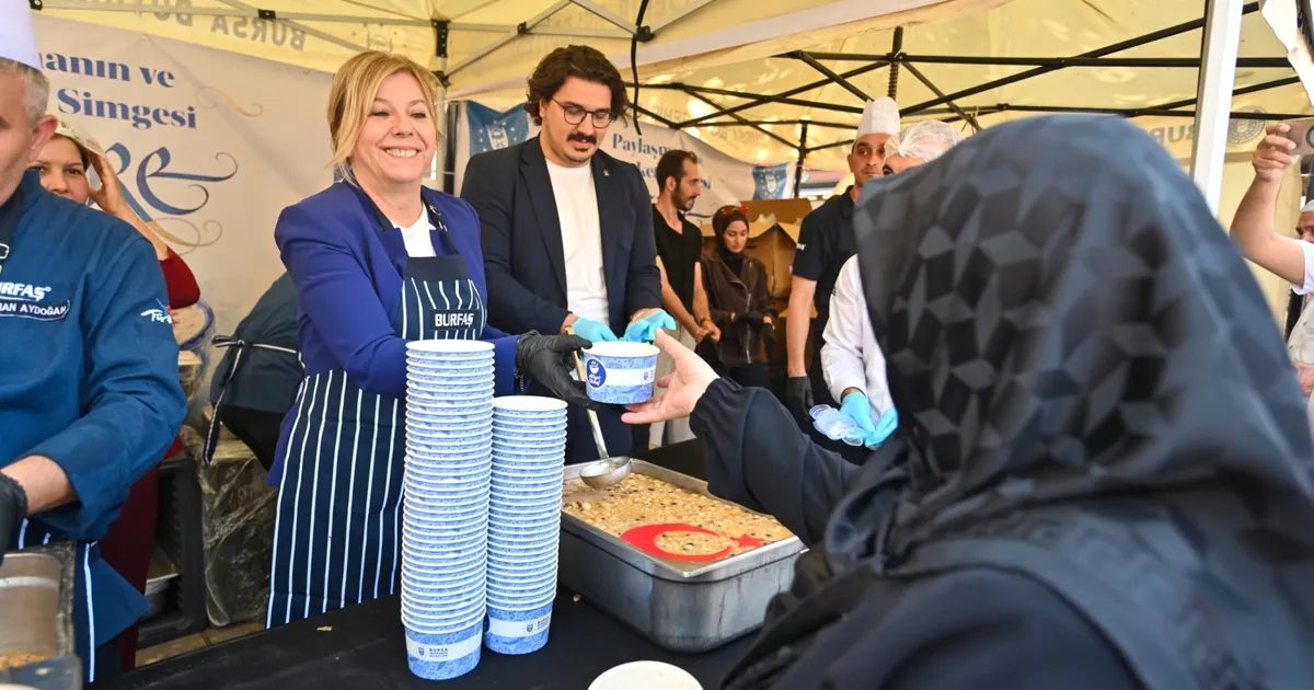 Bursa'da geleneksel aşure dağıtımları başladı. Yardımlaşma ve paylaşma ruhuyla gerçekleşen