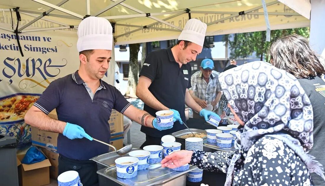 Bursa'da aşure dağıtımları resmi ve geleneksel etkinliklerle devam ediyor. Daytonın