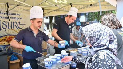 Bursa'da aşure dağıtımları resmi ve geleneksel etkinliklerle devam ediyor. Daytonın
