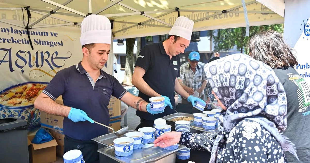 Bursa'da aşure dağıtımları resmi ve geleneksel etkinliklerle devam ediyor. Daytonın