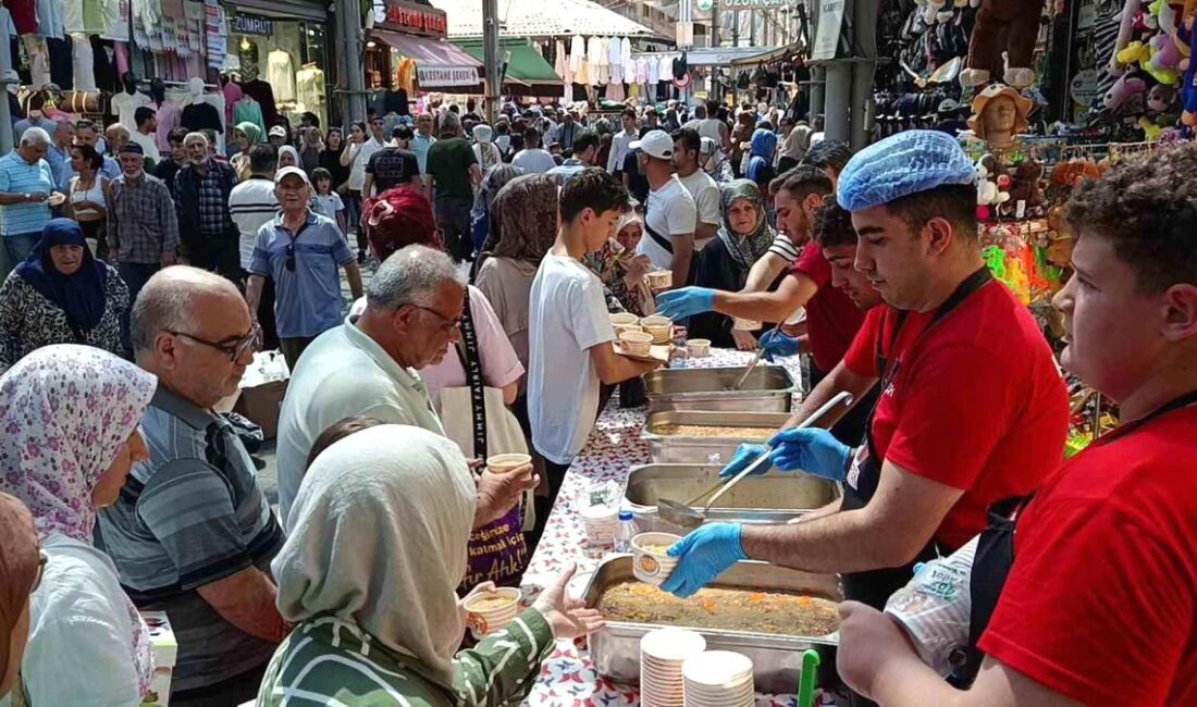 Bursa'da Aşure Günü gelenekleri devam ediyor. Bölgenin kültürel mirasını yansıtan