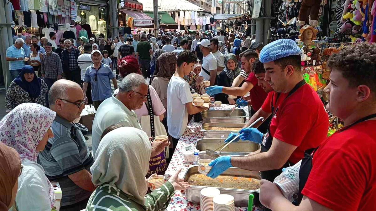 Bursa'da Aşure Günü gelenekleri devam ediyor. Bölgenin kültürel mirasını yansıtan