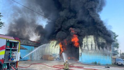Bursa'da meydana gelen boya fabrikası yangınıyla ilgili gelişmeleri, hasar boyutlarını