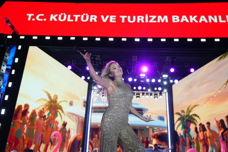 Bursa'da Coşkulu Demet Akalın Konseri