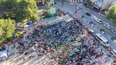 Bursa’da dev ekranlarda Türkiye-Australya maçını izleyin. Heyecan dolu karşılaşmayı kaçırmayın,
