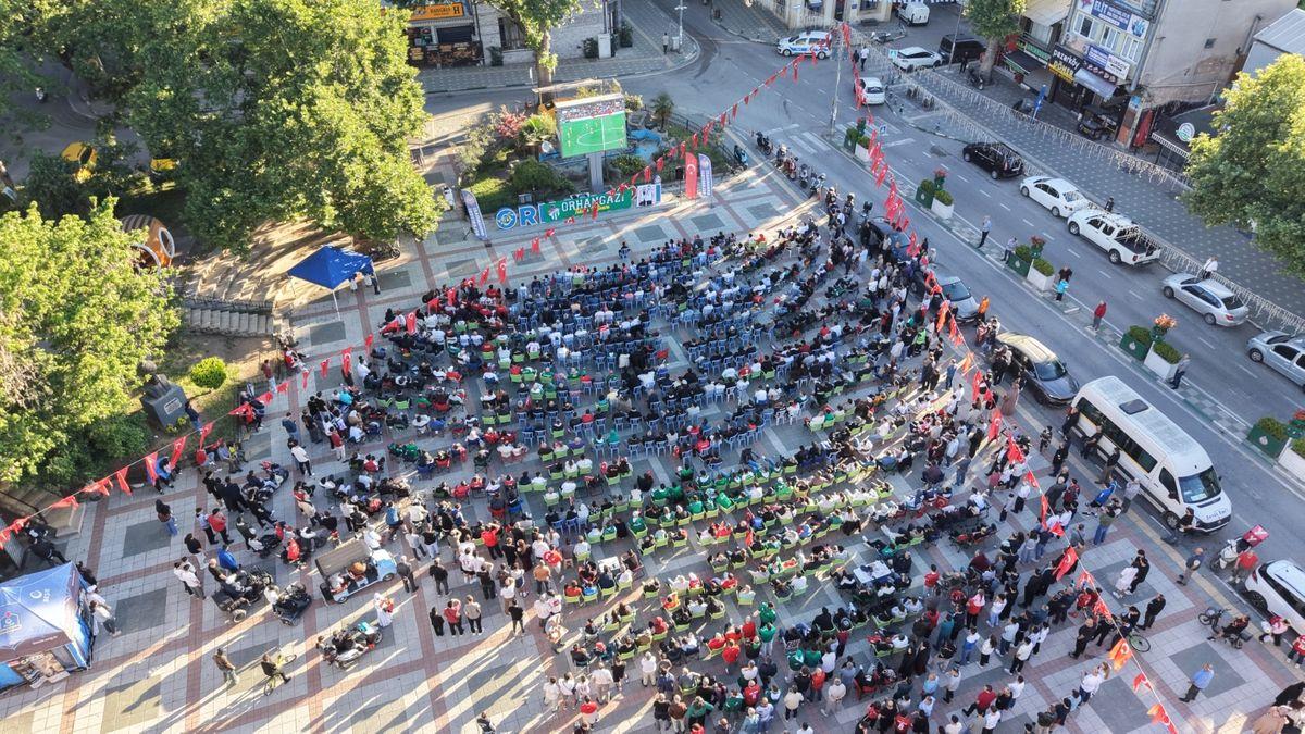 Bursa’da dev ekranlarda Türkiye-Australya maçını izleyin. Heyecan dolu karşılaşmayı kaçırmayın,