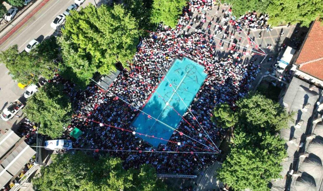 Bursa'da Dünya Kupası heyecanı büyük ekranlarda yaşanıyor. Tüm gelişmeleri kaçırmayın,