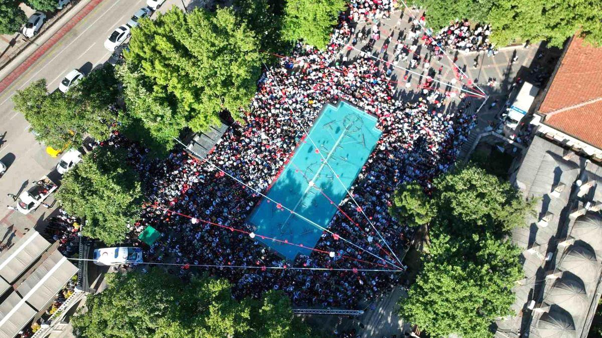 Bursa'da Dünya Kupası heyecanı büyük ekranlarda yaşanıyor. Tüm gelişmeleri kaçırmayın,