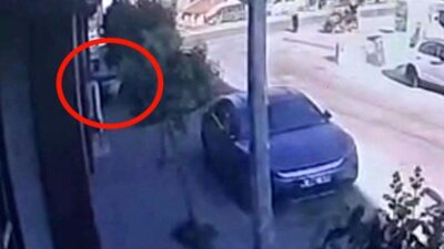 Bursa'da ehliyetsiz genç sürücülerin bulunduğu otomobil trafik kazasıyla sonuçlandı. Yetkililer,