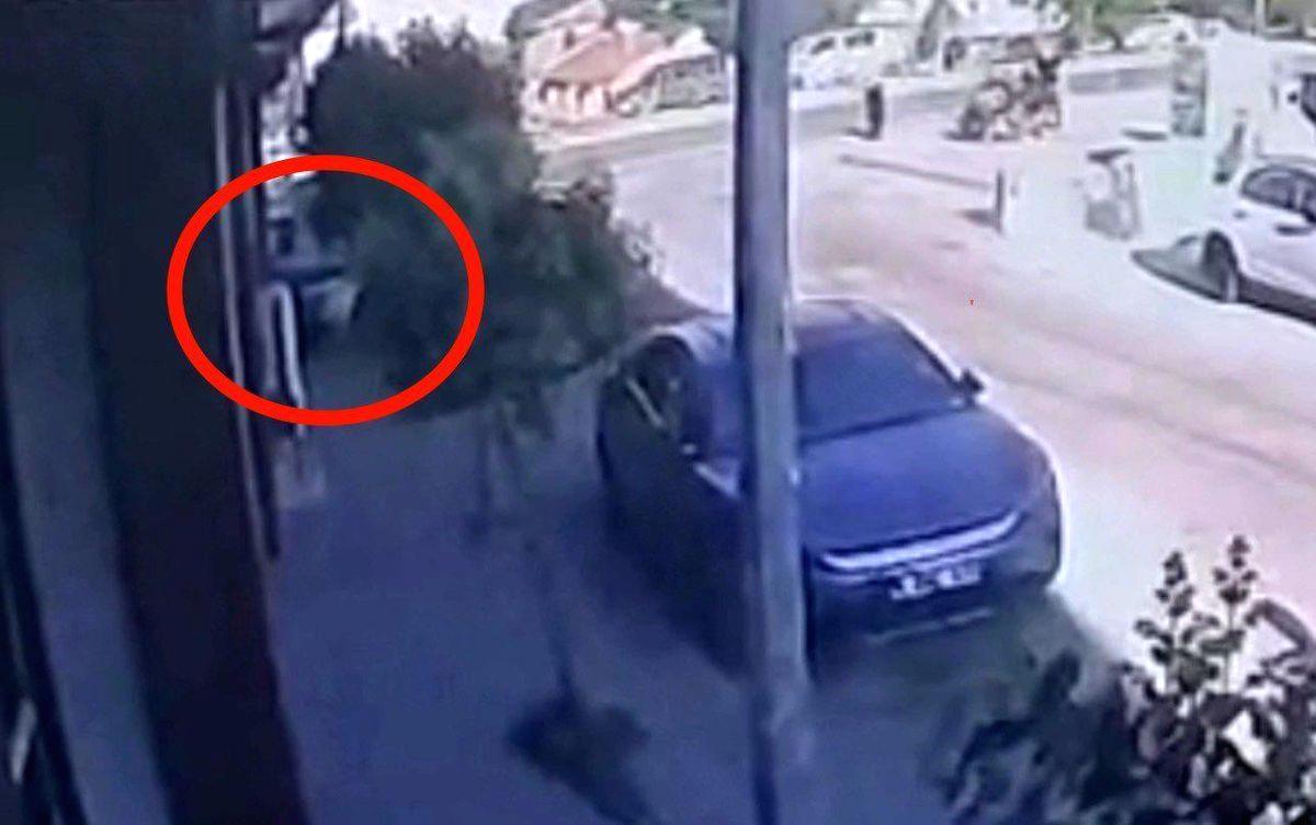 Bursa'da ehliyetsiz genç sürücülerin bulunduğu otomobil trafik kazasıyla sonuçlandı. Yetkililer,