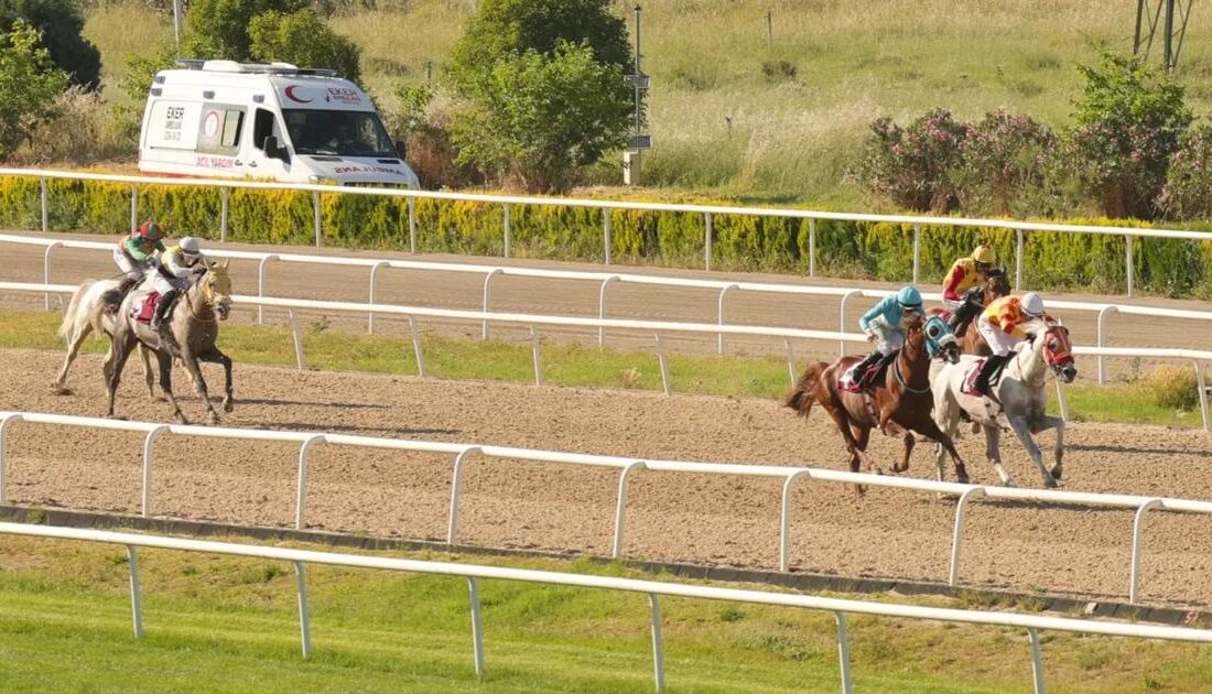 Bursa'da düzenlenen geleneksel at yarışları büyük heyecan ve ilgiyle gerçekleştirildi.