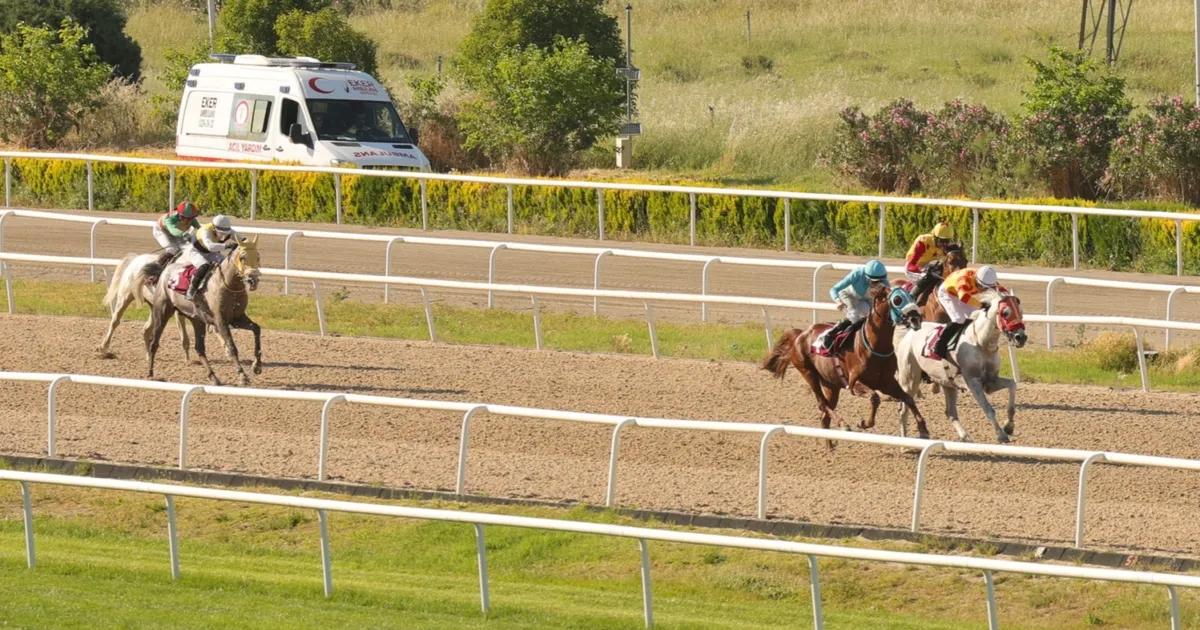 Bursa'da düzenlenen geleneksel at yarışları büyük heyecan ve ilgiyle gerçekleştirildi.