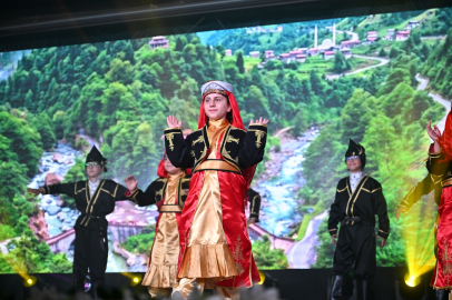 Bursa'da Halk Dansları Gösterisi Büyük İlgi Gördü