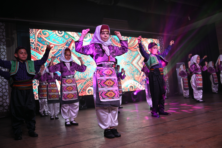 Bursa'da Halk Dansları Gösterisi Büyük İlgi Gördü