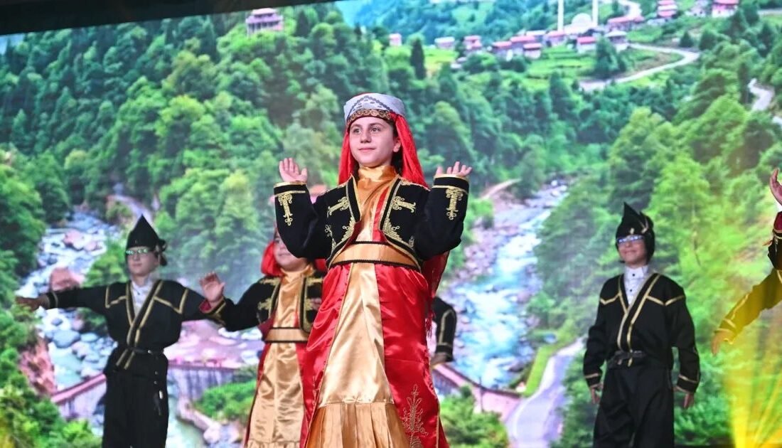 Bursa'da gerçekleşen halk dansları gösterisi büyük ilgi gördü; geleneksel kültürümüzü