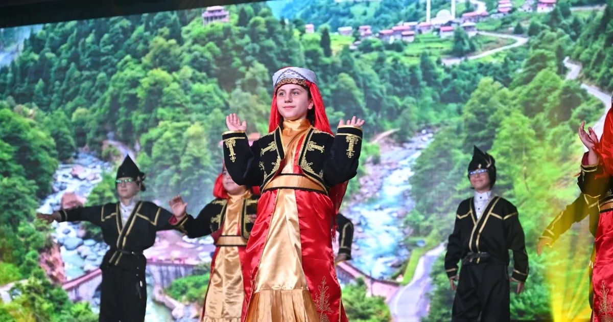 Bursa'da gerçekleşen halk dansları gösterisi büyük ilgi gördü; geleneksel kültürümüzü