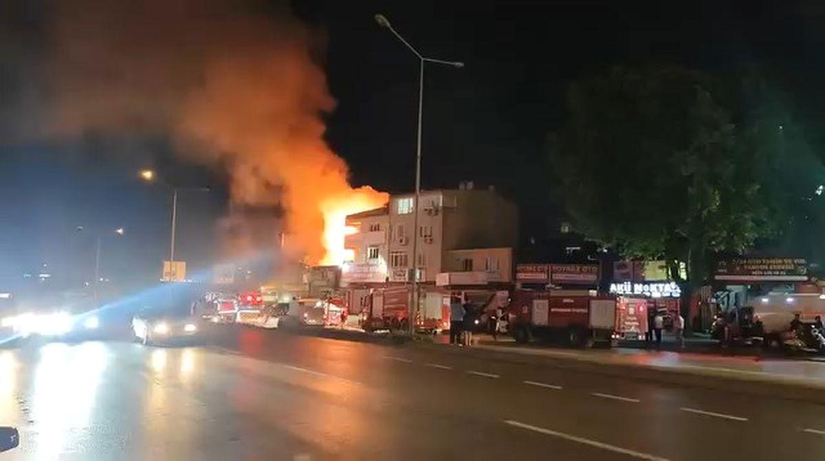 Bursa'da iki katlı bir binada çıkan yangın, ekiplere zor anlar