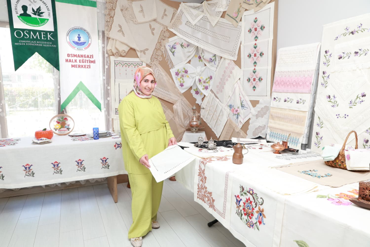 Bursa'da kadınlar için kurs sergisi açıldı