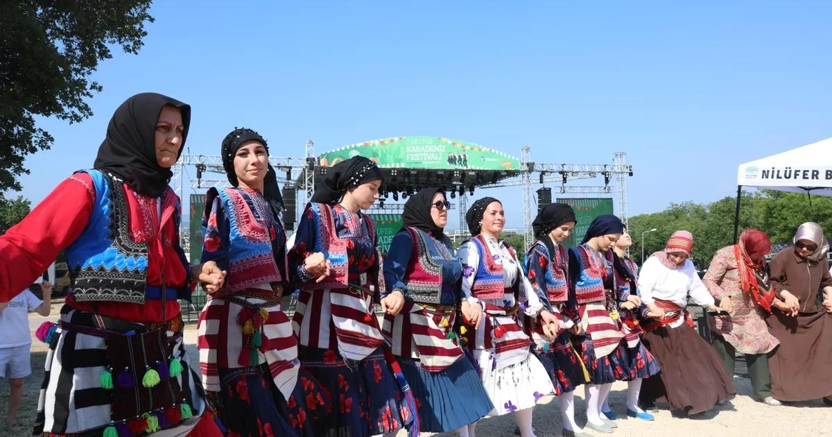 Bursa'da düzenlenen Karadeniz Kültürü Renkli Festival ile bölgenin zengin kültürel