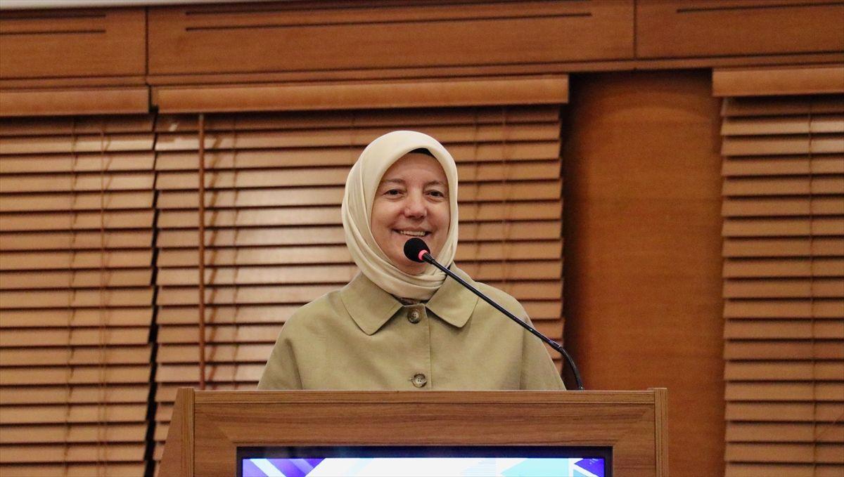 Bursa'da düzenlenen Medya ve Kadın Paneli'nde kadınların medyada yer alması