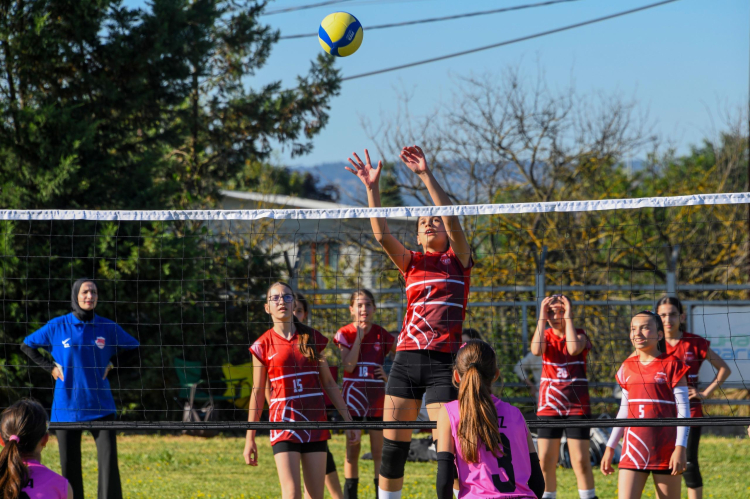Bursa'da Mini Voleybol Şenliği Yoğun Katılımla Gerçekleşti